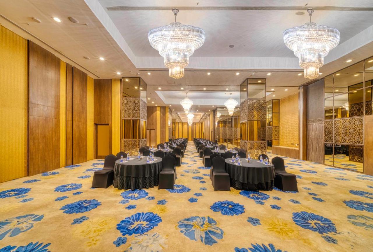 होटल Holiday Inn Kolkata Airport By Ihg 5*