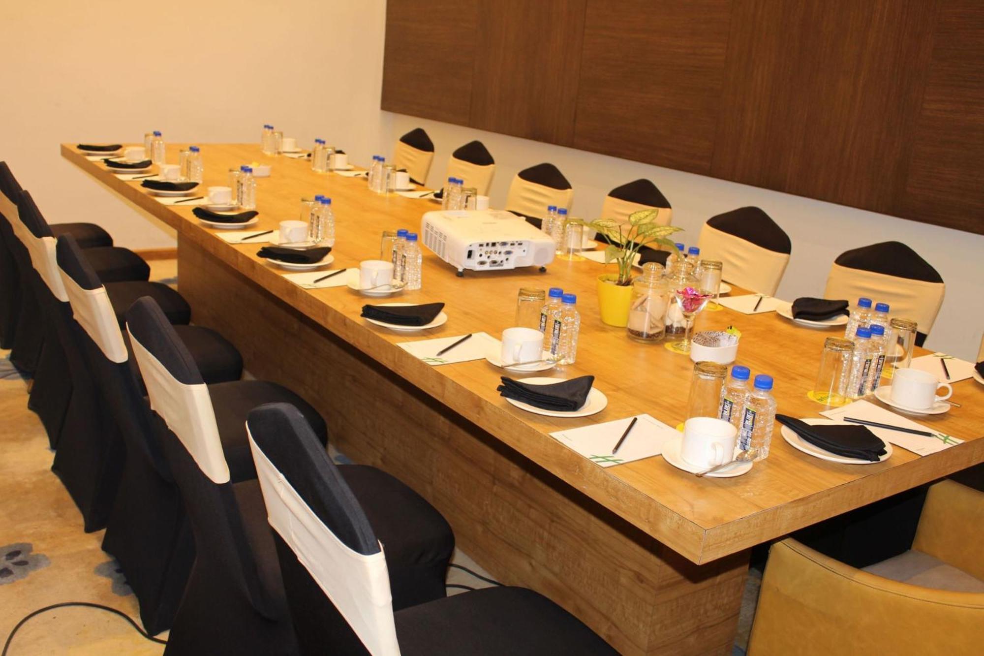 Holiday Inn Kolkata Airport By Ihg होटल 5*