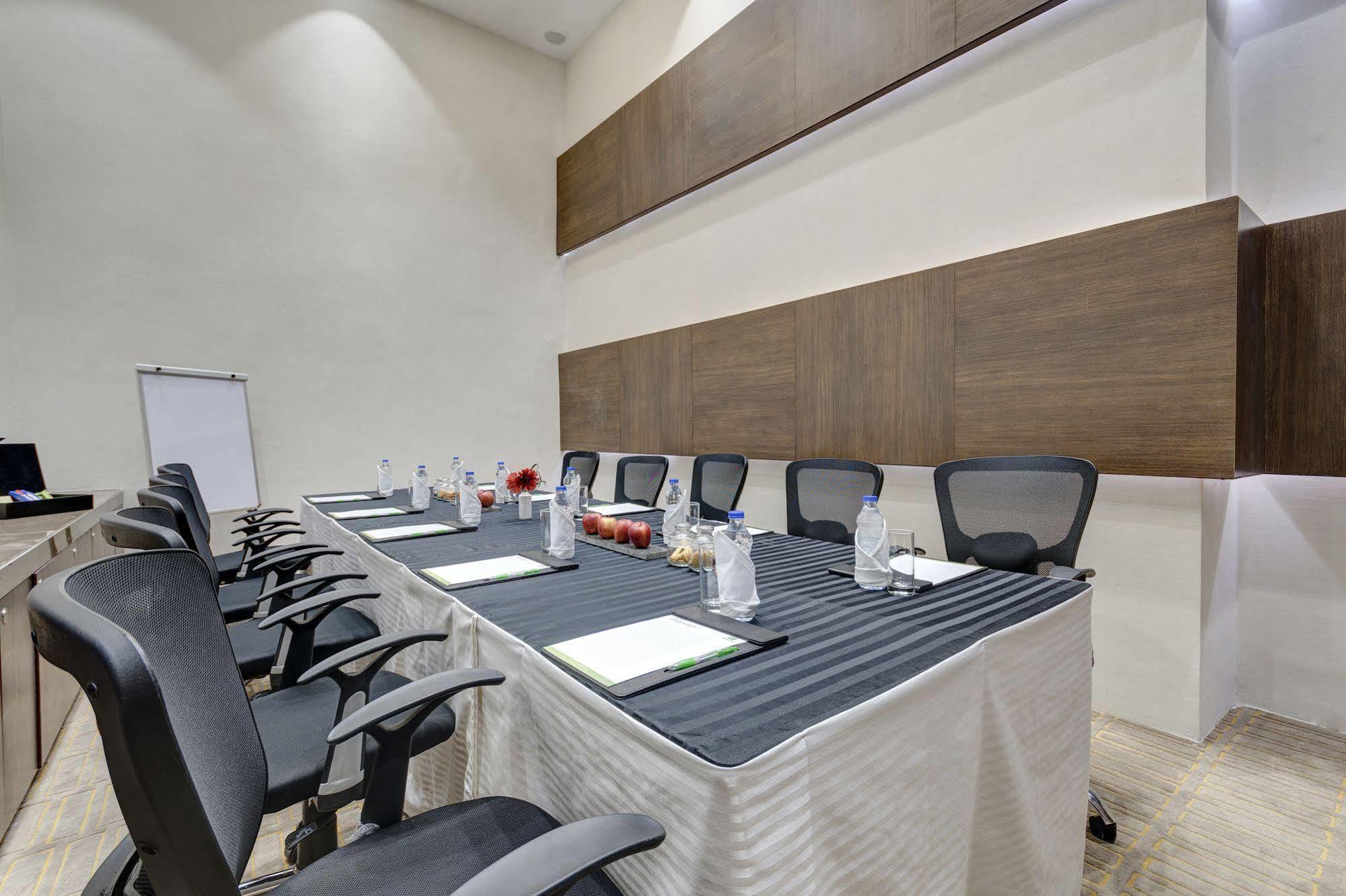 होटल Holiday Inn Kolkata Airport By Ihg 5*